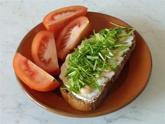 Chleba s mäkkým syrom, prírodnou horčicou, pažítkou a paradajkami